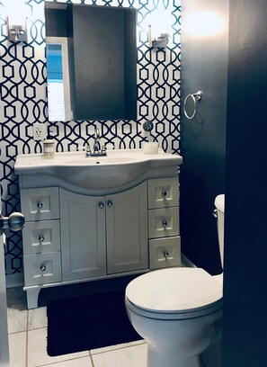 Combined shower/tub, hair dryer, towels, soap - DNC? Stay at our Charming Home in Whitefish Bay! 10-15min to Downtown! (Whitefish Bay)