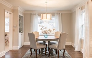 Dining - DNC? Stay at our Charming Home in Whitefish Bay! 10-15min to Downtown! (Whitefish Bay)