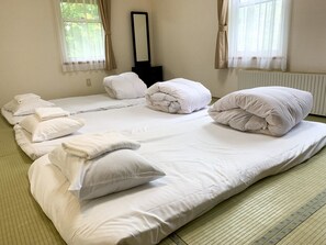 Japanese Style Room for 4 Guests, Shared Bathroom | Free WiFi, bed sheets - The Niseko Ski Lodge - Higashiyama (Niseko)