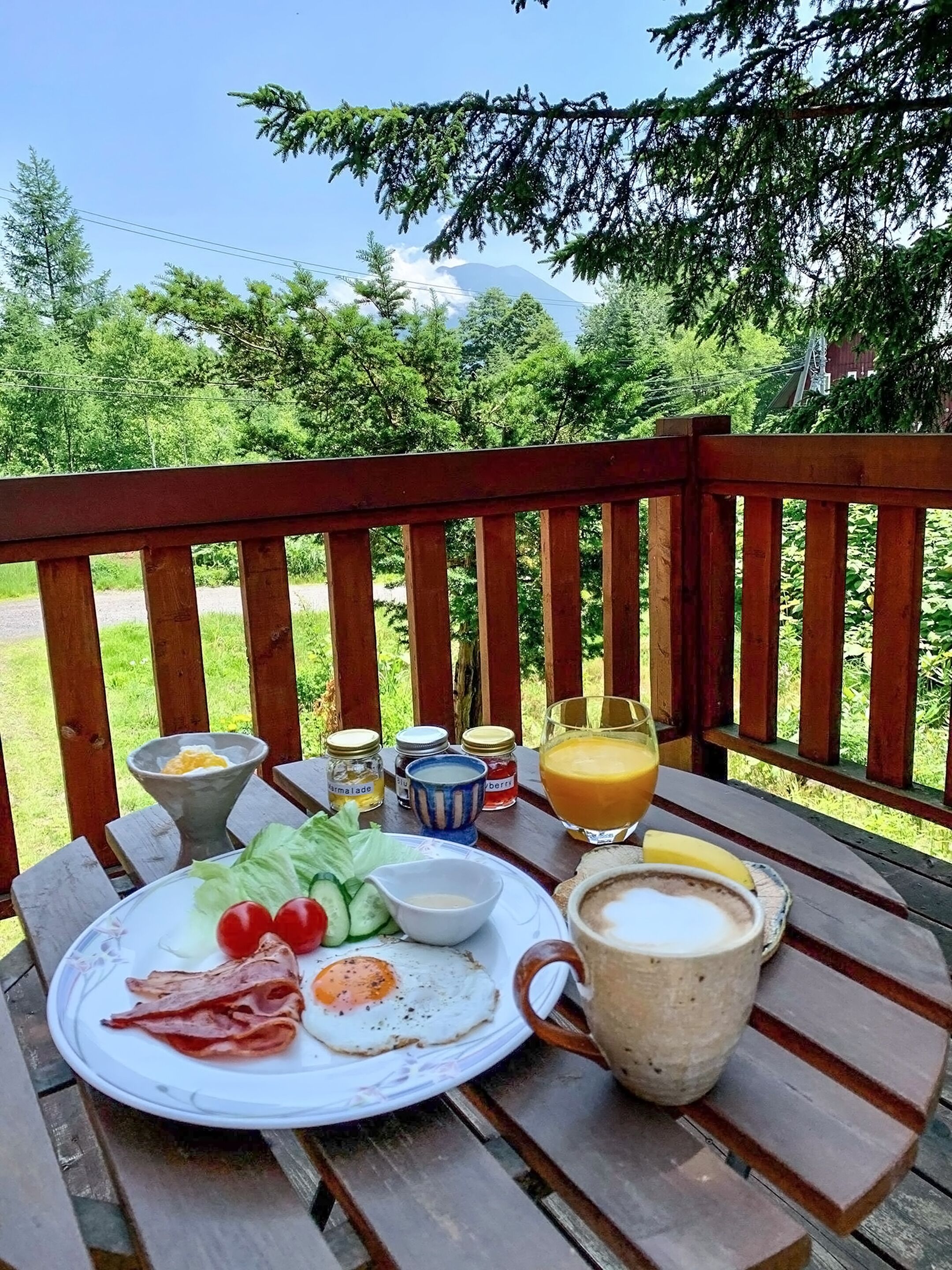 Petit déjeuner et dîner servis sur place