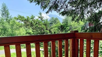 Breakfast and dinner served