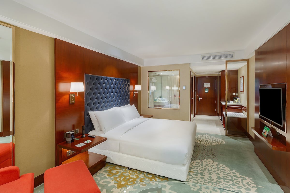 Premium bedding, minibar, in-room safe, desk