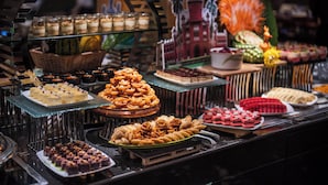Un buffet proposant une variété de desserts et d’en-cas.