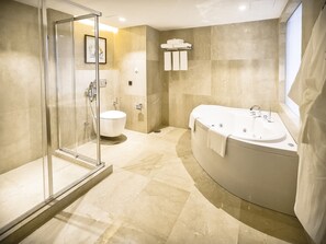 Luxe beddengoed, een minibar, een kluis op de kamer, een bureau