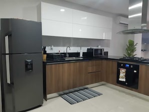 Réfrigérateur, micro-ondes, plaque de cuisson, cafetiÚre/bouilloire