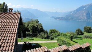 A terrace with a tiled roof overlooking a lake and mountains. - Cosy apartment in villa for 4 people with WIFI, TV, terrace and pets allowed (Perledo)