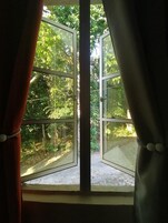 羽绒被、Select Comfort 床、办公桌、笔记本电脑工作区