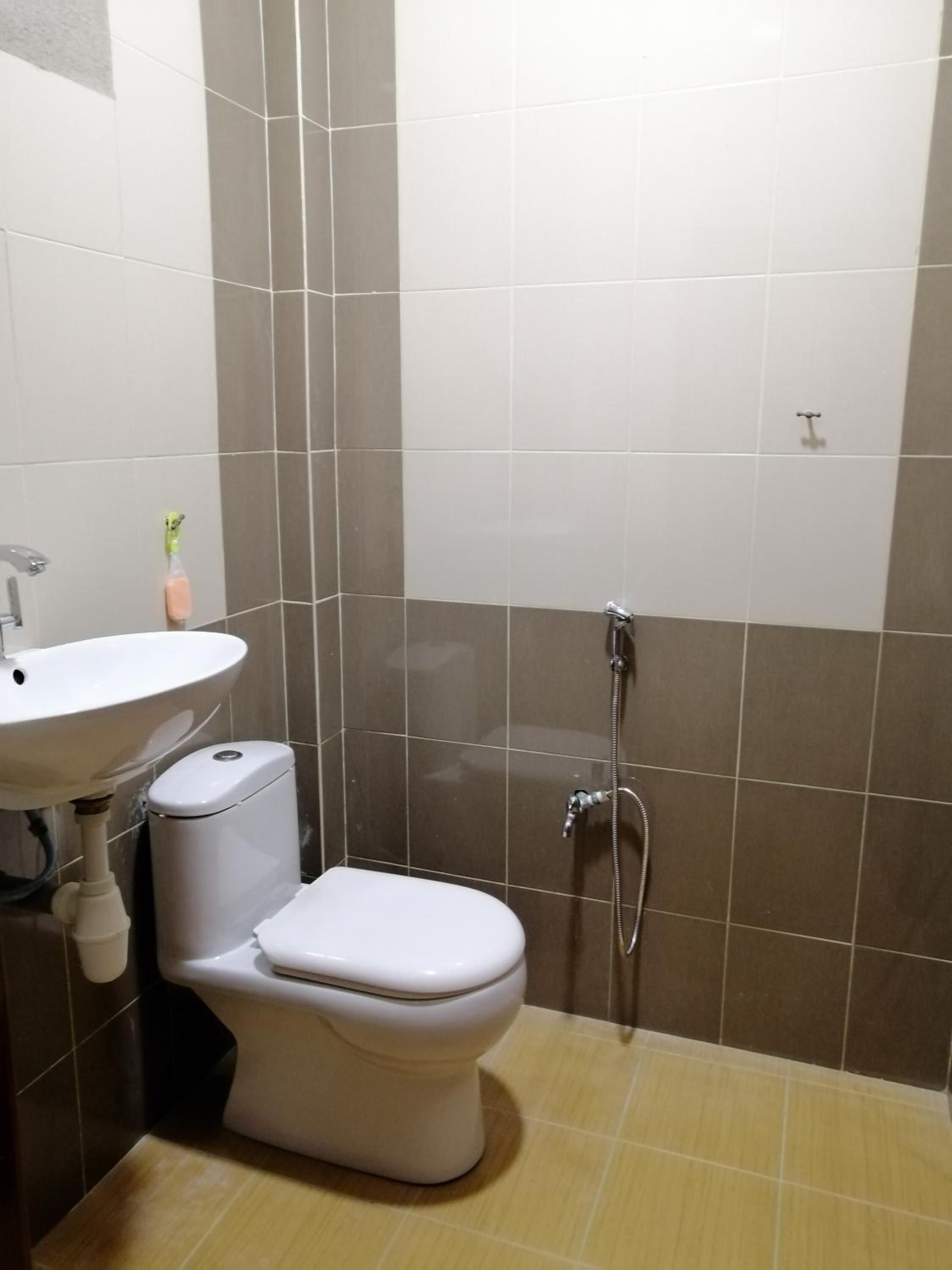 Un baño con inodoro, lavamanos y ducha.