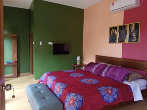 Cubrecamas, colchones Select Comfort y escritorio 