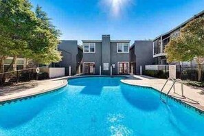 حمّام سباحة خارجي