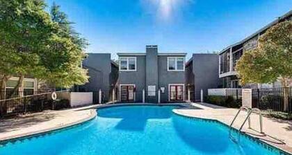 Stylish Condo near SMU, NorthPark & Greenville Ave with Pool