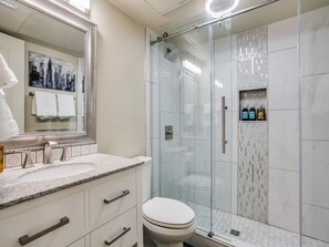 Dusche, Haartrockner, Handtücher, Seife