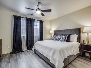 1 slaapkamer, een bureau, een strijkplank/strijkijzer, gratis wifi