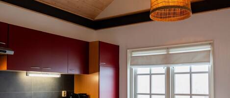 冷蔵庫、電子レンジ、オーブン、調理器具と食器