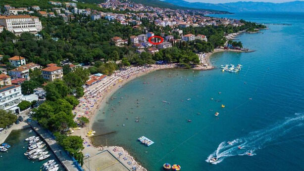 An aerial view of a coastal town with a beach, boats, and a marina. - Holiday home mit Klimaanlage und Balkon (Crikvenica)
