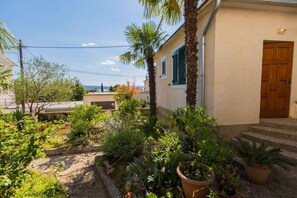 Property grounds - Holiday home mit Klimaanlage und Balkon (Crikvenica)