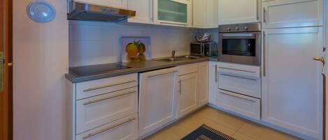 ثلاجة، ميكروويف، فرن، موقد طهي مسطح