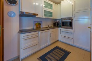 冷蔵庫、電子レンジ、オーブン、コンロ