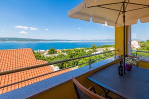 Outdoor dining - Holiday apartment with balcony and air conditioning (Crikvenica)