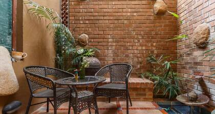 Relax in centrally located quiet terrace floor ensuite room in trendy eco-villa