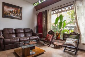 Books - Relax in centrally located quiet terrace floor ensuite room in trendy eco-villa  (Bangalore)