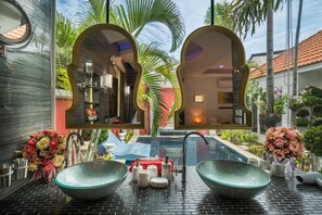 Villa Premium - privat pool | Badrumsbekvämligheter | Badkar och dusch, bubbelbadkar, regndusch och gratis toalettartiklar