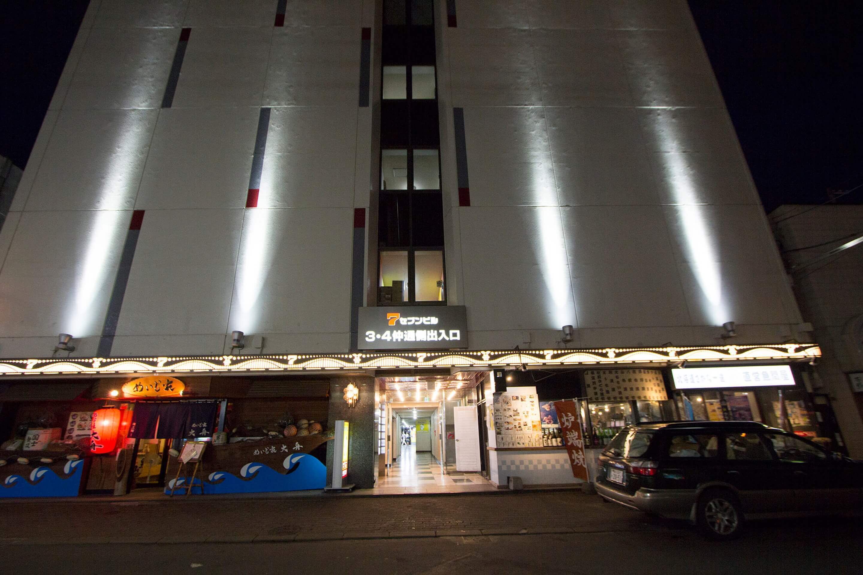 Un edificio con un cartel que indica un alojamiento de 3 a 4 habitaciones.