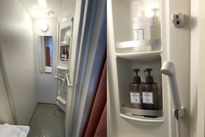 Shower, perlengkapan mandi gratis, pengering rambut, dan sandal