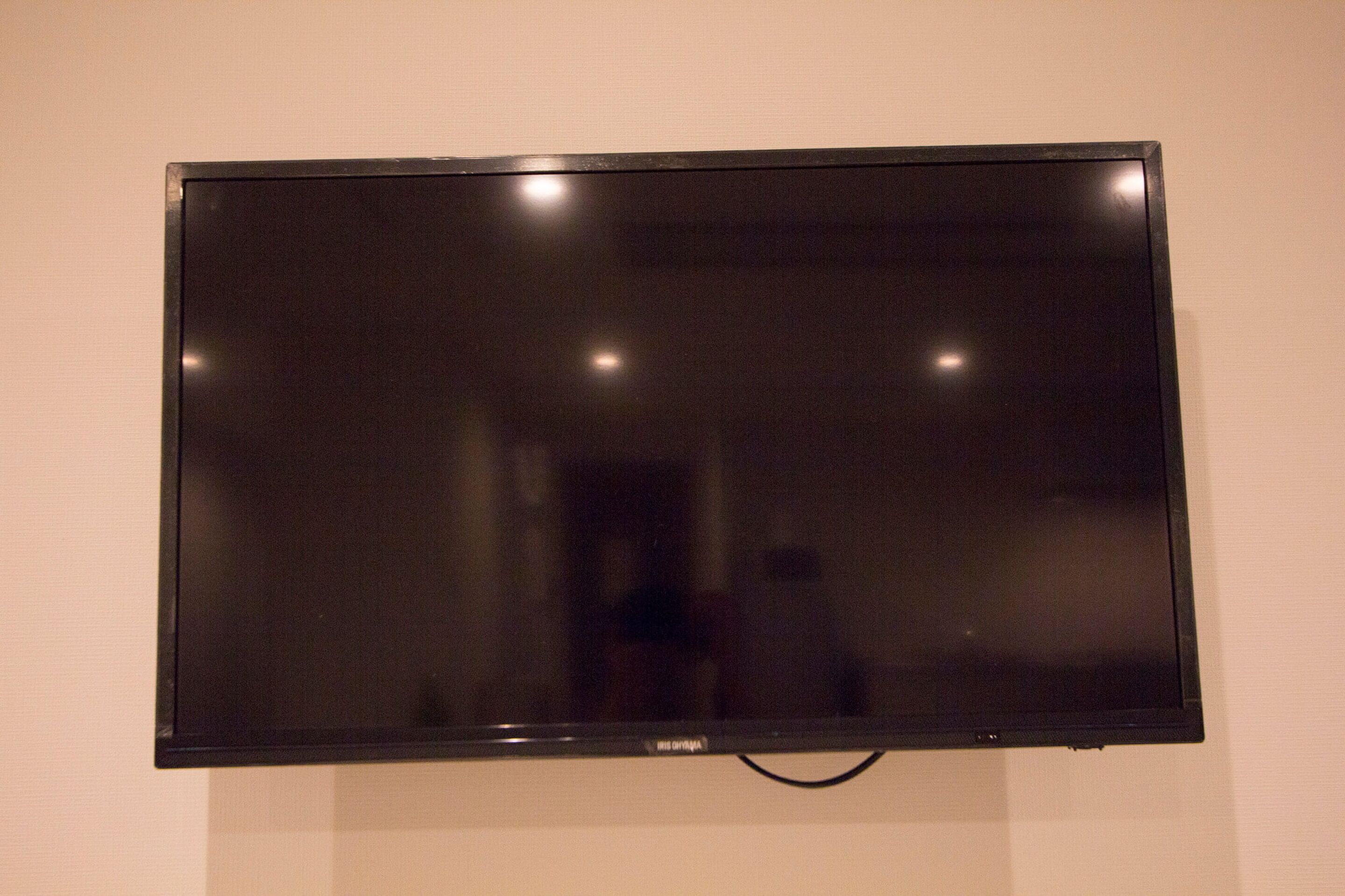 Un televisor de pantalla plana montado en la pared.