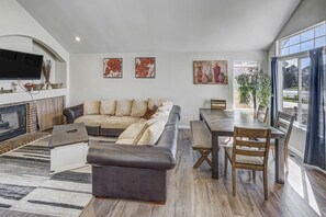 Televisión y chimenea 