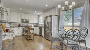 Køleskab, mikrobølgeovn, ovn, kogeplade