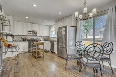 10-20 minutes to Ft Carson-Pet Friendly-Fireplace