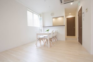 Zimmer, Nichtraucher (Max. 6 guests) | Essbereich im Zimmer