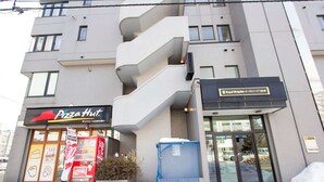 Un edificio con un letrero de Pizza Hut y un letrero de Royal Heights.