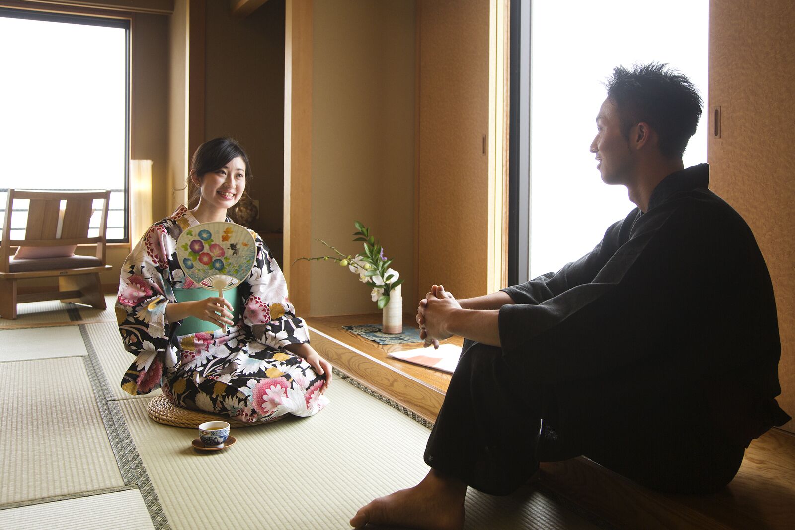 Caja de seguridad en la habitación y ropa de cama 