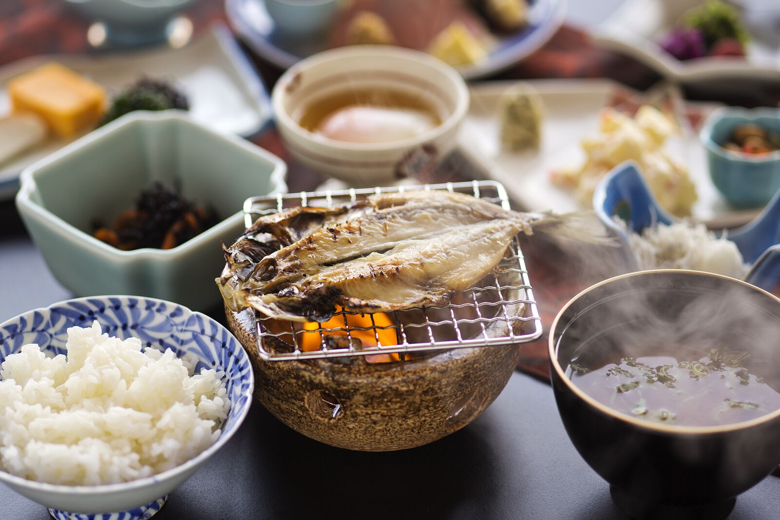 Et traditionelt japansk måltid bestående af ris, fisk og flere tilbehør.