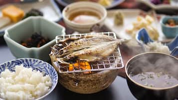 Et traditionelt japansk måltid bestående af ris, fisk og flere tilbehør.