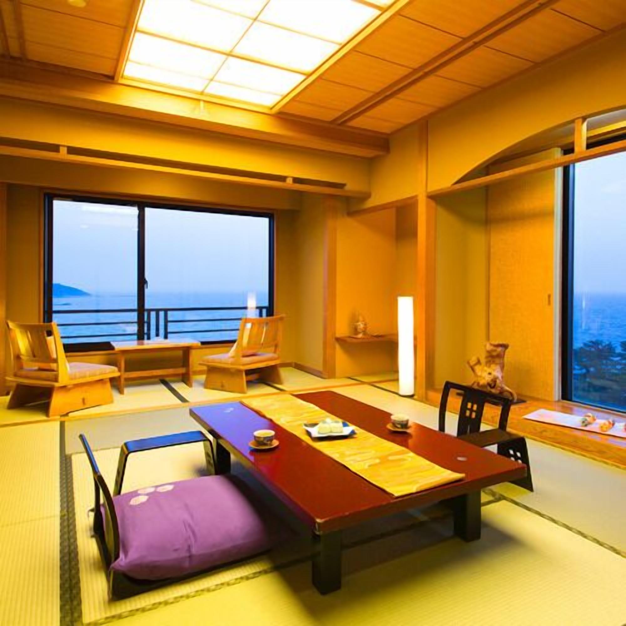 Une pièce de style japonais traditionnel, avec un sol recouvert de tatamis, une table basse et des chaises.