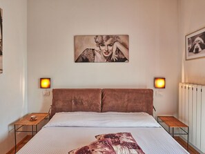 1 habitación, tabla de planchar con plancha y cuna de viaje