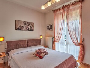 1 habitación, tabla de planchar con plancha y cuna de viaje 