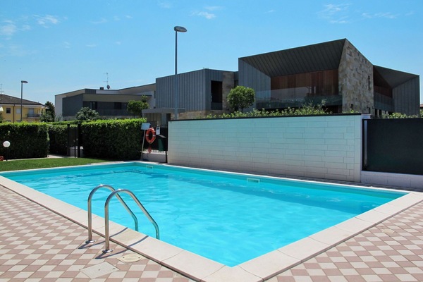 L'Eau, Ciel, Plante, Propriété, Piscine, Éclairage Public, Nuage, Bleu Azur, Bâtiment, Ombre