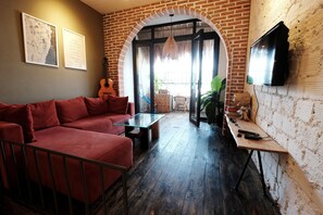 32-inch Smart TV with cable channels, TV - Nha Cua Bu - Homestay Nha Trang (Nha Trang)