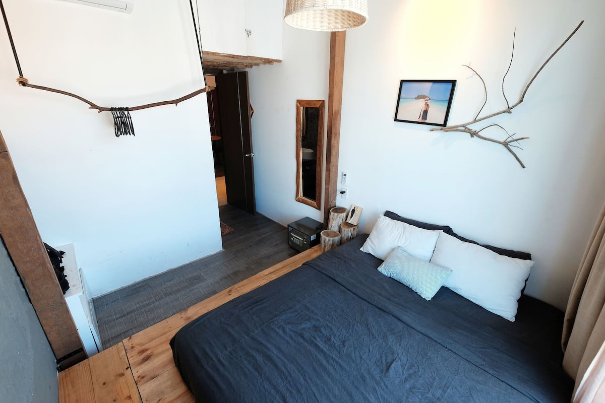 2 chambres, bureau, rideaux occultants, fer et planche à repasser