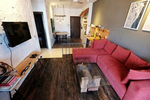 32-inch Smart TV with cable channels, TV - Nha Cua Bu - Homestay Nha Trang (Nha Trang)