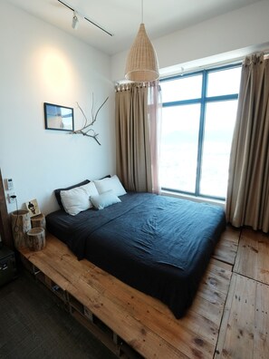 Desk, blackout curtains, iron/ironing board, rollaway beds - Nha Cua Bu - Homestay Nha Trang (Nha Trang)
