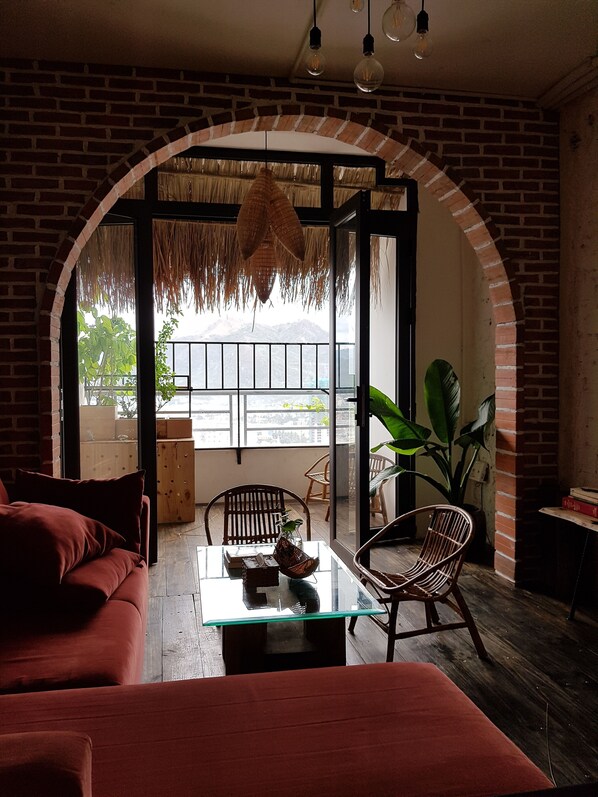 32-inch Smart TV with cable channels, TV - Nha Cua Bu - Homestay Nha Trang (Nha Trang)