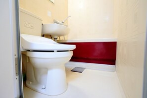 Apartment for 6 Guests | Bathroom | Combined shower/tub, free toiletries, hair dryer, slippers - Mansion Pasture TSUKISAMU Fukuzumi (Sapporo)