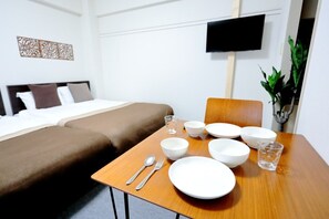 Appartement (6 Guests) | 1 slaapkamer, een bureau, een strijkplank/strijkijzer, gratis wifi