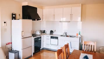 Apartment, Mountain View | Private kitchen | Fridge, microwave, oven, stovetop