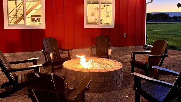 A red barn with a fire pit and outdoor seating. - Barn house stay near Palisade, hot tub and views! (Clifton)